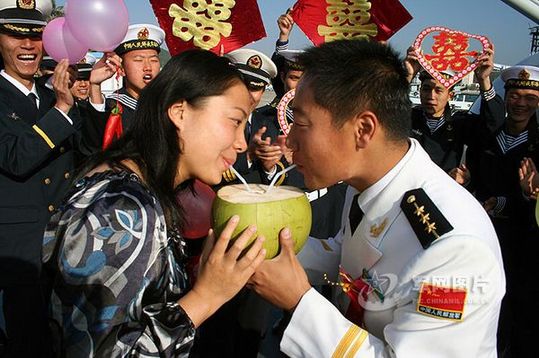 喝上一個(gè)連心椰，愛(ài)情天長(zhǎng)地久。