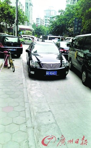 “粵O80421”車在龍口西路逆行（圖片來自網(wǎng)友“人靚聲甜”微博，請(qǐng)與本報(bào)聯(lián)系領(lǐng)取稿酬）。