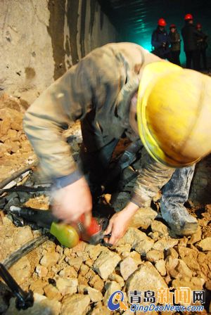 深入地下15米:青島地鐵M3線年底前兩站洞通 深入地下15米:青島地鐵M3線年底前兩站洞通