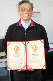 青島7旬老人創(chuàng)世界紀(jì)錄 成為服務(wù)時間最長老年義工