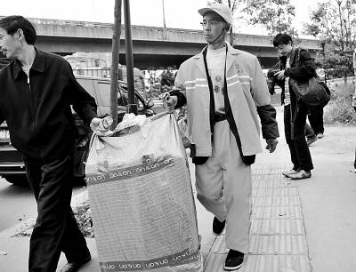 環(huán)衛(wèi)工人徐師傅將撿到的貨物歸還失主。吳名攝
