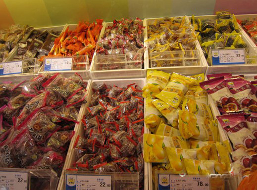 來(lái)伊份現(xiàn)場(chǎng)銷(xiāo)售的蜜餞食品