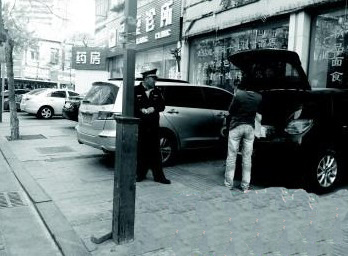 收費(fèi)員剛收取了這名女司機(jī)30元停車費(fèi)。