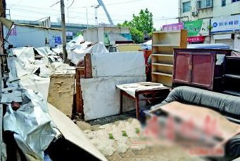 經(jīng)十路和民族大街交叉口附近的地方,堆積了不少廢舊物品。