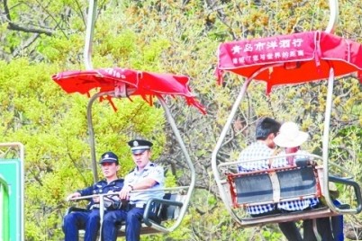 民警去查看后，坐索道下來。