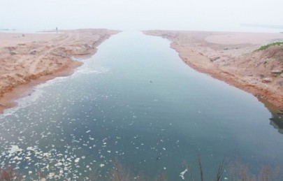 污水沿著這條人工挖開的河道匯入大海。