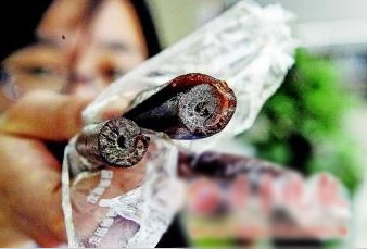 保質(zhì)期還有8個月,果丹皮竟然發(fā)霉長了毛。