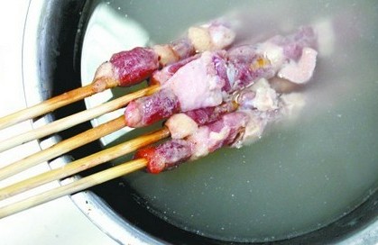 肉串泡在熱水中后，清水變成了'濃湯'。