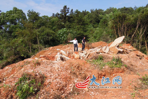 學者墳墓遭強拆，尸骨被支鍋火化