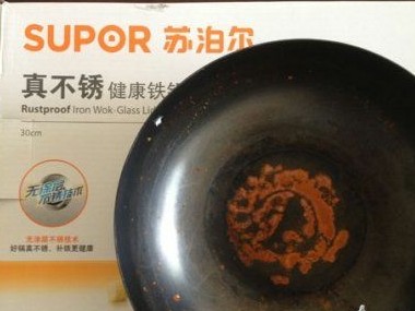 使用三天后的蘇泊爾“真不銹”鍋，銹跡斑斑。