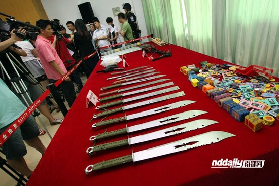 昨日，廣州警方展示繳獲的仿制槍支和毒品。