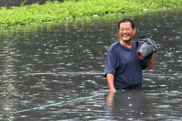 杭州暴雨 市民上街捕魚(yú)