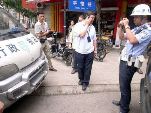 交警對無牌執(zhí)法車拍照后進行處罰