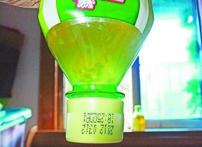 保質(zhì)期內(nèi)的未開(kāi)封康師傅綠茶，液體渾濁、顏色異常并出現(xiàn)明顯絮狀物