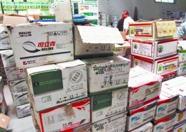 執(zhí)法人員統(tǒng)計(jì)過(guò)期農(nóng)藥。