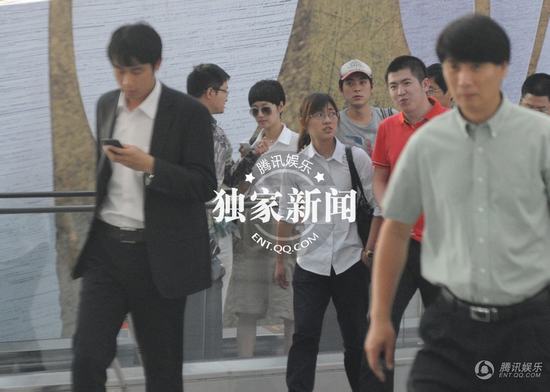 馬伊琍撇文章回京 神秘男充當(dāng)護花使者