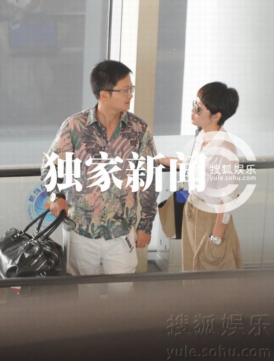 馬伊琍回京神秘男相伴左右 機(jī)場(chǎng)熱聊開(kāi)豪車(chē)回家