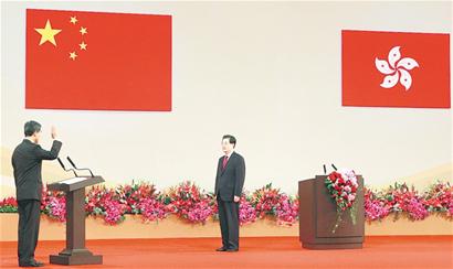 香港特別行政區(qū)第四任行政長(zhǎng)官梁振英宣誓就職，胡錦濤監(jiān)誓。