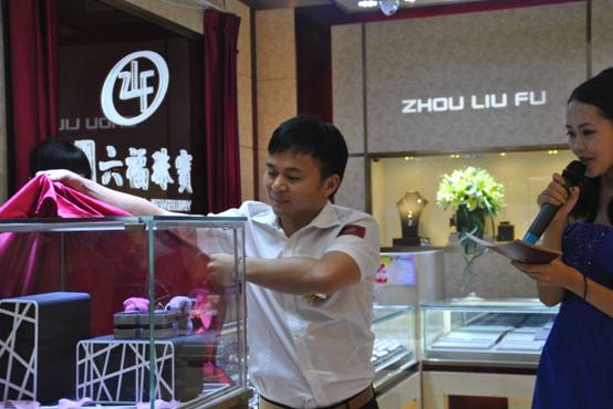 D:\張賽\太陽百貨新店開業(yè)\照片\公關(guān)照\香港周六福珠寶集團董事長李偉柱先生啟動“特別的愛，給特別的你”主題活動.JPG