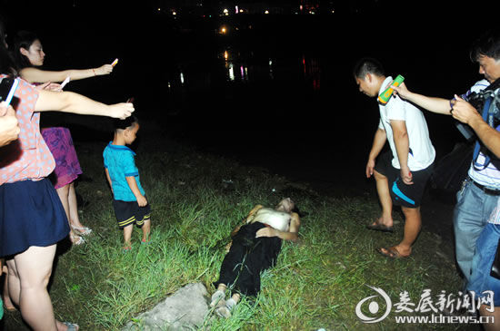7月3日，婁底市孫水河公園河段，一名27歲的小伙子勇救一家三口卻溺水身亡。(吳永華/攝影)