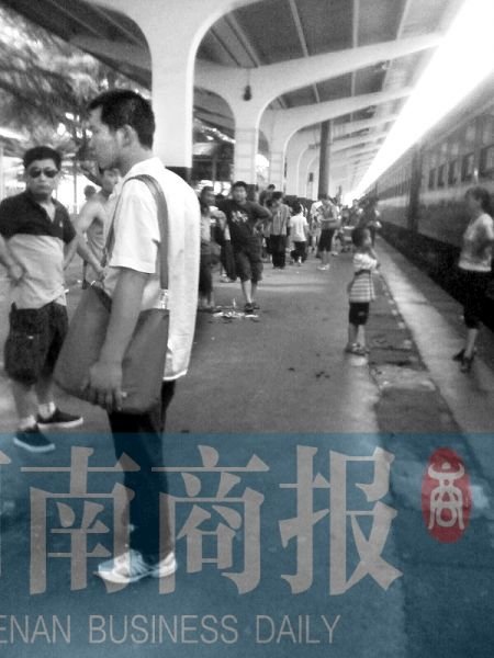 　因車廂停電，乘務(wù)員讓乘客下車透氣。網(wǎng)友陳克婷/供圖
