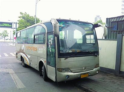 青島常見霸道報廢車被批環(huán)境流氓 一身灰塵一占兩年