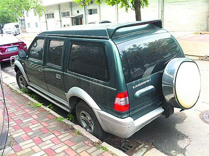 青島常見霸道報廢車被批環(huán)境流氓 一身灰塵一占兩年