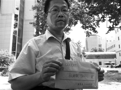 小傳旺舅爺拿到當(dāng)?shù)貦z察院5000元捐款。此前，小傳旺被人用充氣泵從肛門充氣造成重傷，進(jìn)京治療。新京報(bào)記者 李寧 攝