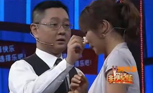 張紹剛轉(zhuǎn)變風格大贊求職女 當場為其擦眼淚