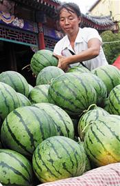 青島本地西瓜口感差滯銷 瓜販高價從外地進(jìn)貨