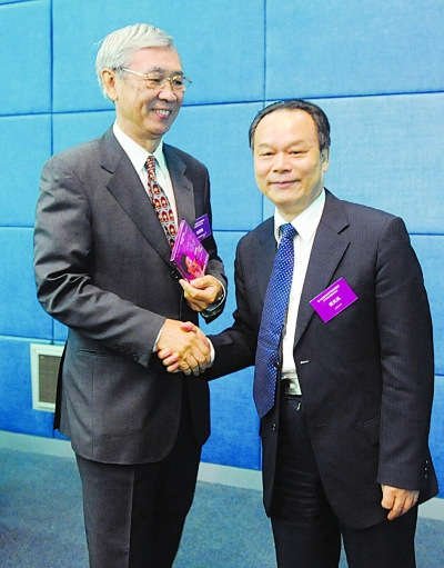 北大校長周其鳳（右）向香港城市大學(xué)前校長贈(zèng)送自己作詞光碟。