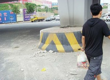青島市民張先生昨天上午駕車行駛到長沙路立交橋下時(shí)，兩塊長5米、寬1米的水泥石板竟從立交橋上飛下