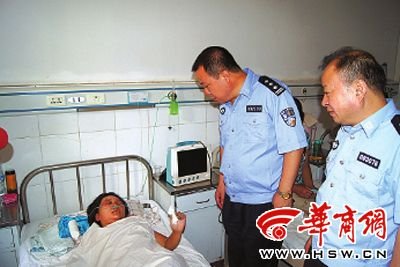 昨日，三原縣公安局局長赫虎中探望受害“的姐”