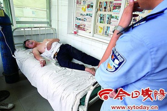 幾個(gè)被打的交警里，靳龍剛的傷情最重，躺在武功縣人民醫(yī)院病床上不能動(dòng)彈。