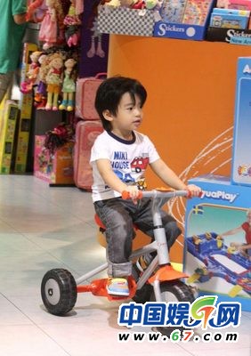 謝霆鋒長子5歲辦運(yùn)動生日派對 Lucas騎單車?？?組圖)