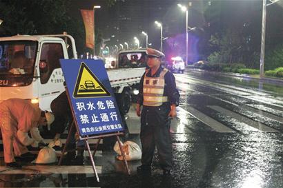 狂風(fēng)夜鐵板搖搖欲墜 民警冒險爬樓拆除