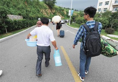 海大新生昨開始報到 1人報到14家人護送當(dāng)旅游