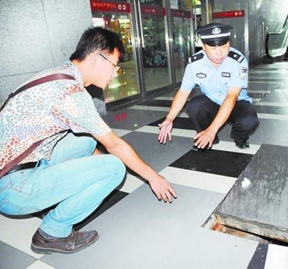 青島小伙掉進(jìn)地一城商場(chǎng)無蓋下水道 惡臭襲人忍痛爬出