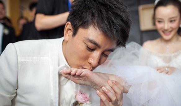 李小璐高清懷孕照 被賈乃亮吻腳 網(wǎng)友贊五官無(wú)死角