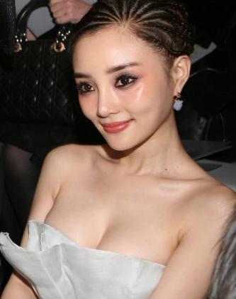 李小璐高清懷孕照 被賈乃亮吻腳 網(wǎng)友贊五官無死角