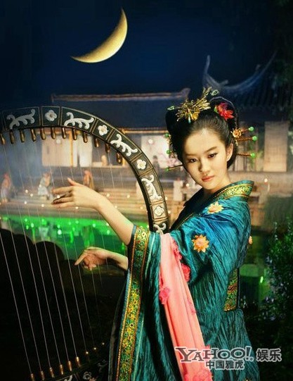 劉亦菲這樣子的裝扮很少見(jiàn)，卻很深刻。
