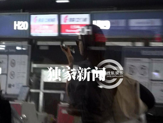 范瑋琪扮知性機場逛書店 與老公結(jié)伴內(nèi)地撈金
