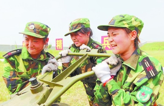 青島女白領(lǐng)當(dāng)民兵 美女30℃高溫下操練高炮