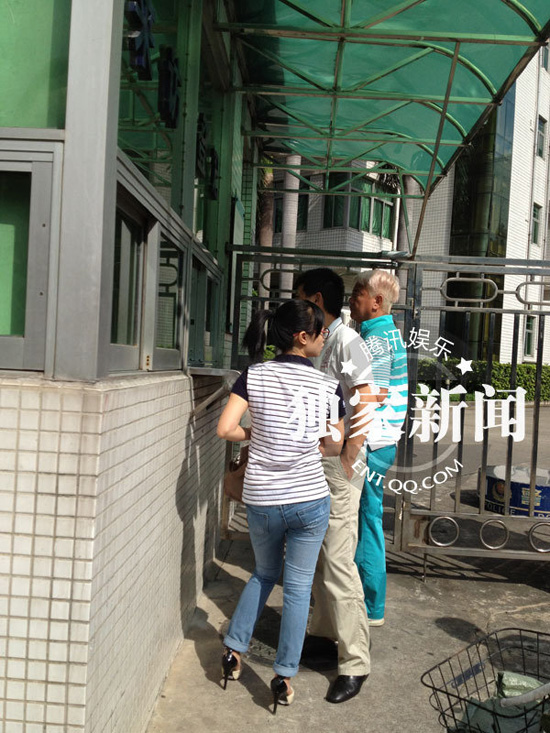 今日上午9點20分左右，陳百祥現(xiàn)身深圳市公安局經(jīng)濟犯罪偵查局