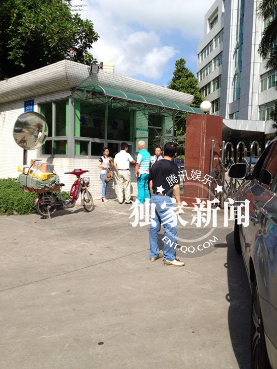 今日上午9點(diǎn)20分左右，陳百祥現(xiàn)身深圳市公安局經(jīng)濟(jì)犯罪偵查局
