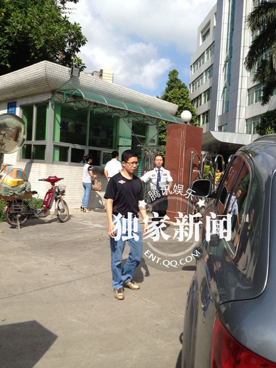 今日上午9點20分左右，陳百祥現(xiàn)身深圳市公安局經(jīng)濟犯罪偵查局