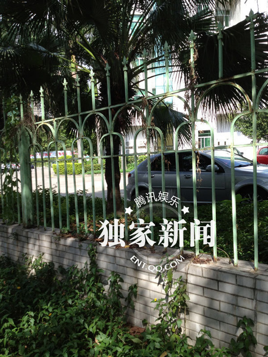 今日上午9點20分左右，陳百祥現(xiàn)身深圳市公安局經(jīng)濟犯罪偵查局