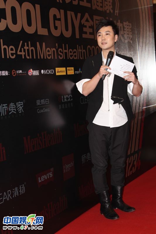 封面選拔紅毯女星齊拋胸曬春光 柳巖遭鄰座男偷窺事業(yè)線(xiàn)