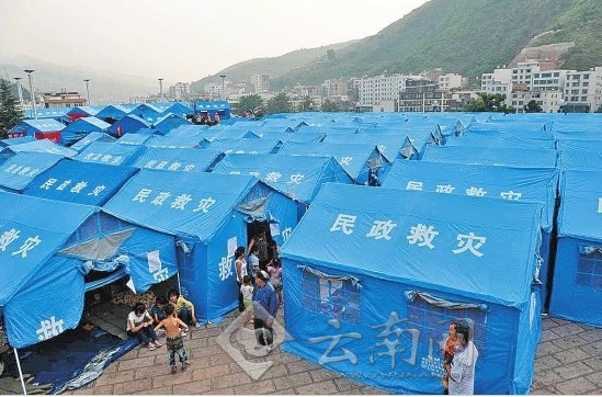 彝良縣城廣場安置點(diǎn)，災(zāi)民住進(jìn)帳篷。