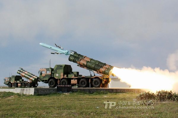 資料圖：南海艦隊某機動岸導(dǎo)團(tuán)正在某合同對海攻擊演練中實射導(dǎo)彈。